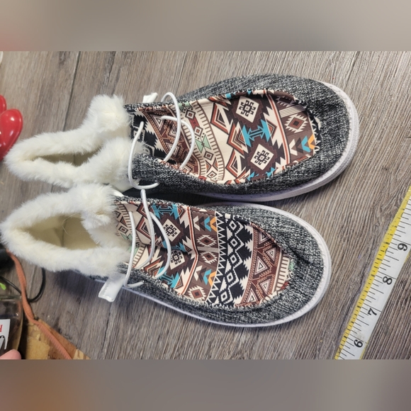 Cozy Women's Aztec Patterned Faux Fur Lined Slip-On Shoes Size 42 NWOT - Picture 2 of 8